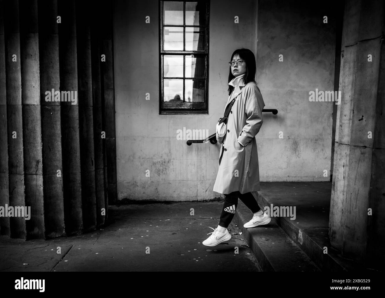 Turisti fuori dalla Royal Scottish Academy in Princes Street, Edimburgo, Scozia Foto Stock