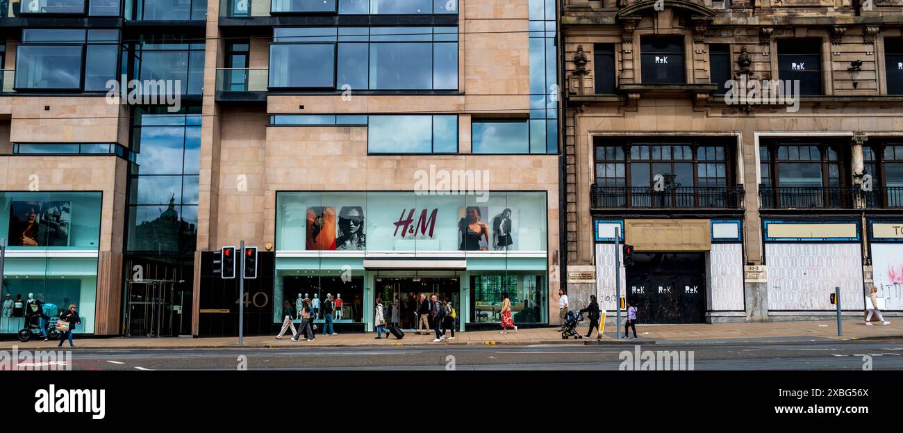 Pedoni in Princes Street, Edimburgo, Scozia Foto Stock