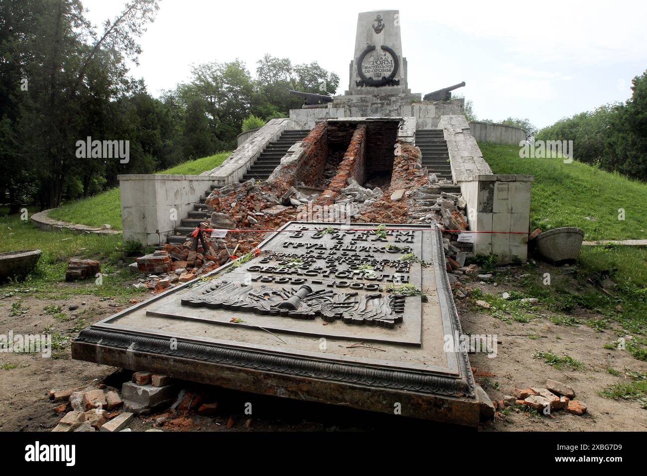 DNIPRO, UCRAINA - 11 GIUGNO 2024 - il monumento ai soldati russi che hanno partecipato alla difesa di Sebastopoli durante la guerra di Crimea (1853-1856) è parzialmente smantellato nel Parco di Sebastopoli, Dnipro, Ucraina centro-orientale. Foto Stock