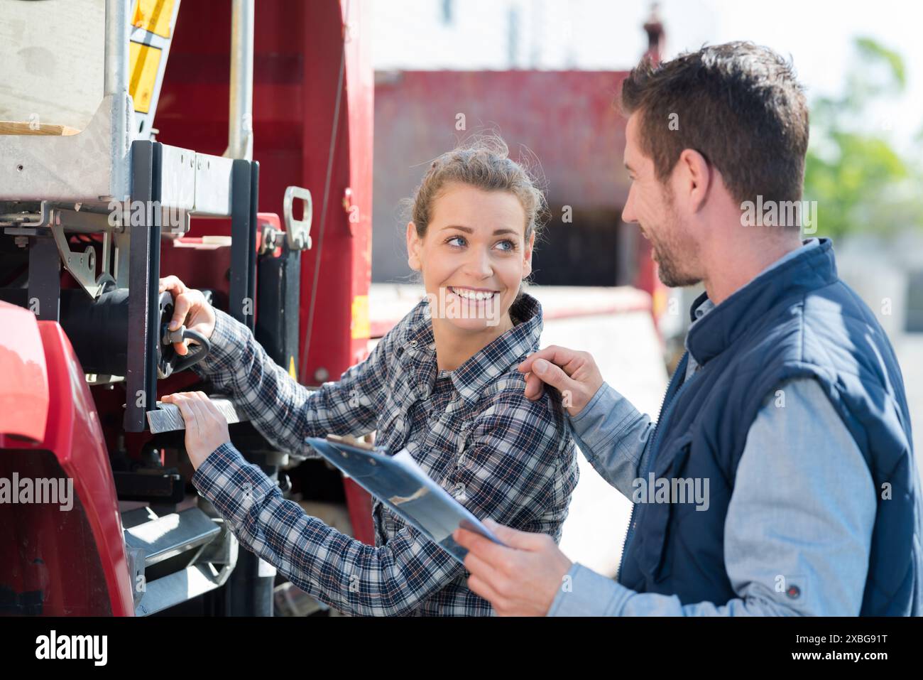 donna che aziona i comandi sul lato del camion Foto Stock