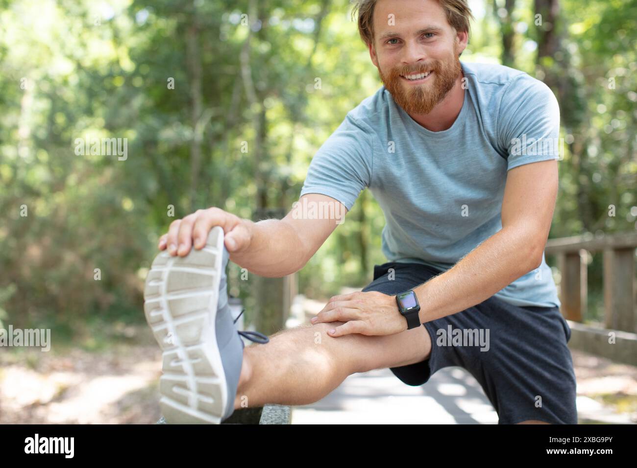 L uomo si allunga la gamba in terra spazio per il testo Foto Stock
