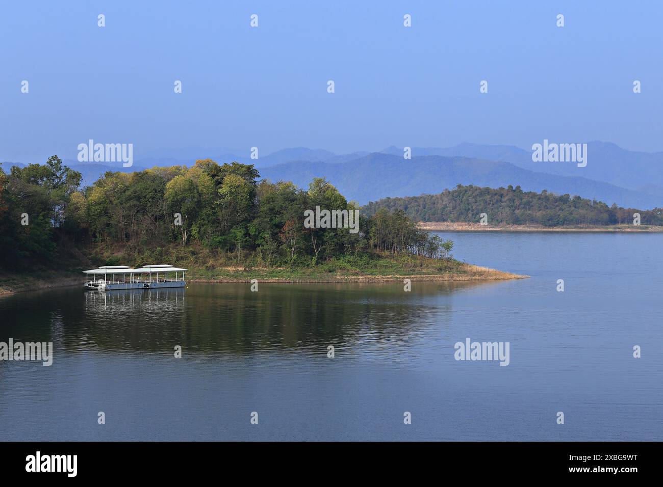 La diga di Kaeng Krachan nella stagione secca può vedere molte isole. Provincia di Phetchaburi, Thailandia Foto Stock