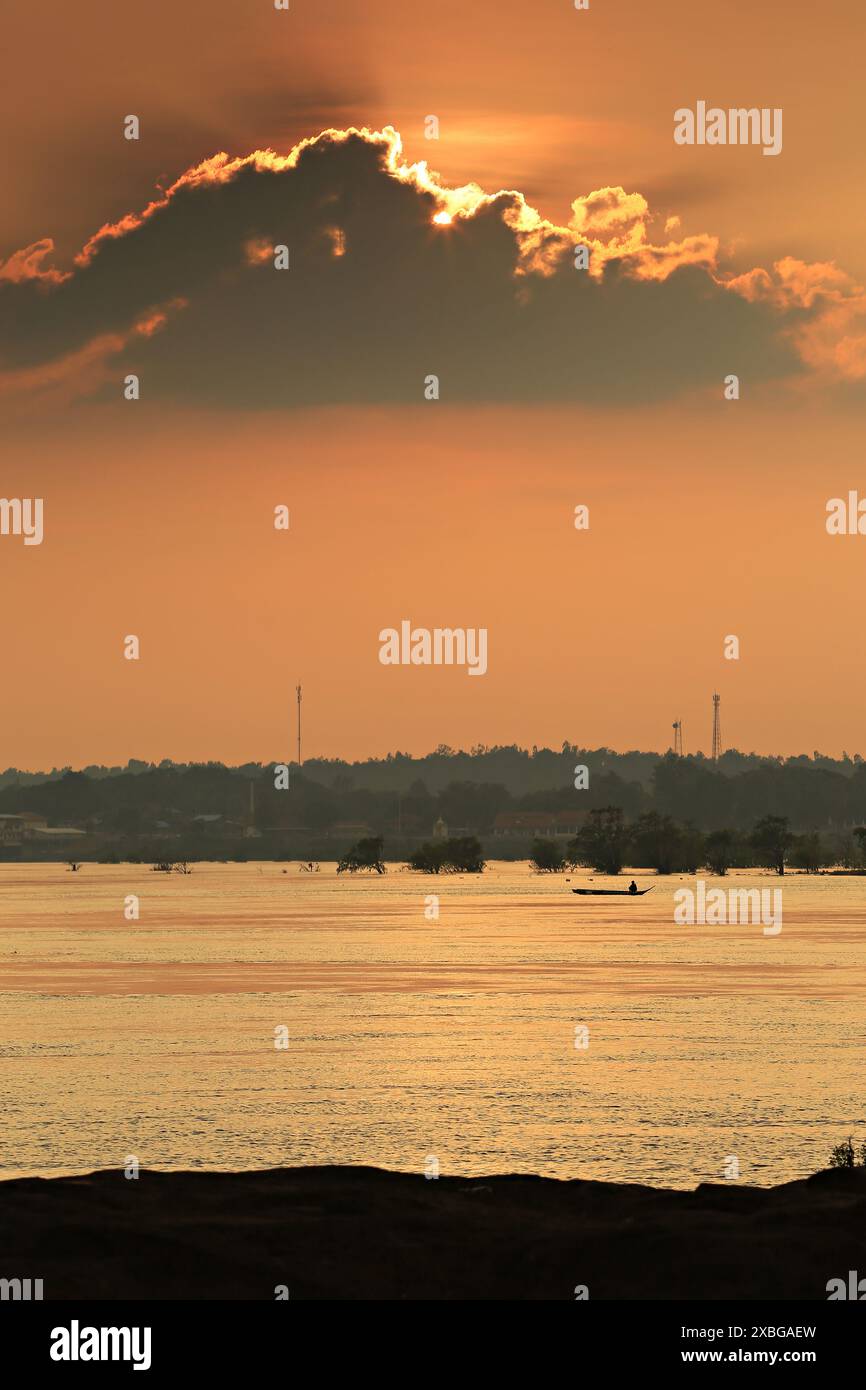 Tramonto sul fiume a due colori. Attrazione turistica nella provincia di Khong Chiam Ubon Ratchathani, Thailandia Foto Stock