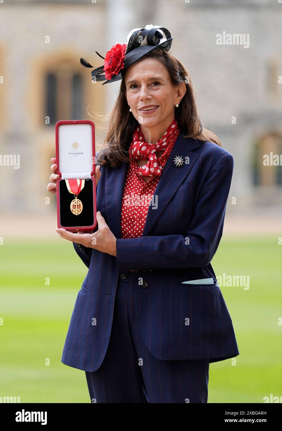Lady Amis con l'insegna di un Knight Bachelor conferita al suo defunto marito, Sir Martin Amis, durante una cerimonia di investitura al Castello di Windsor, nel Berkshire. Data foto: Mercoledì 12 giugno 2024. Foto Stock