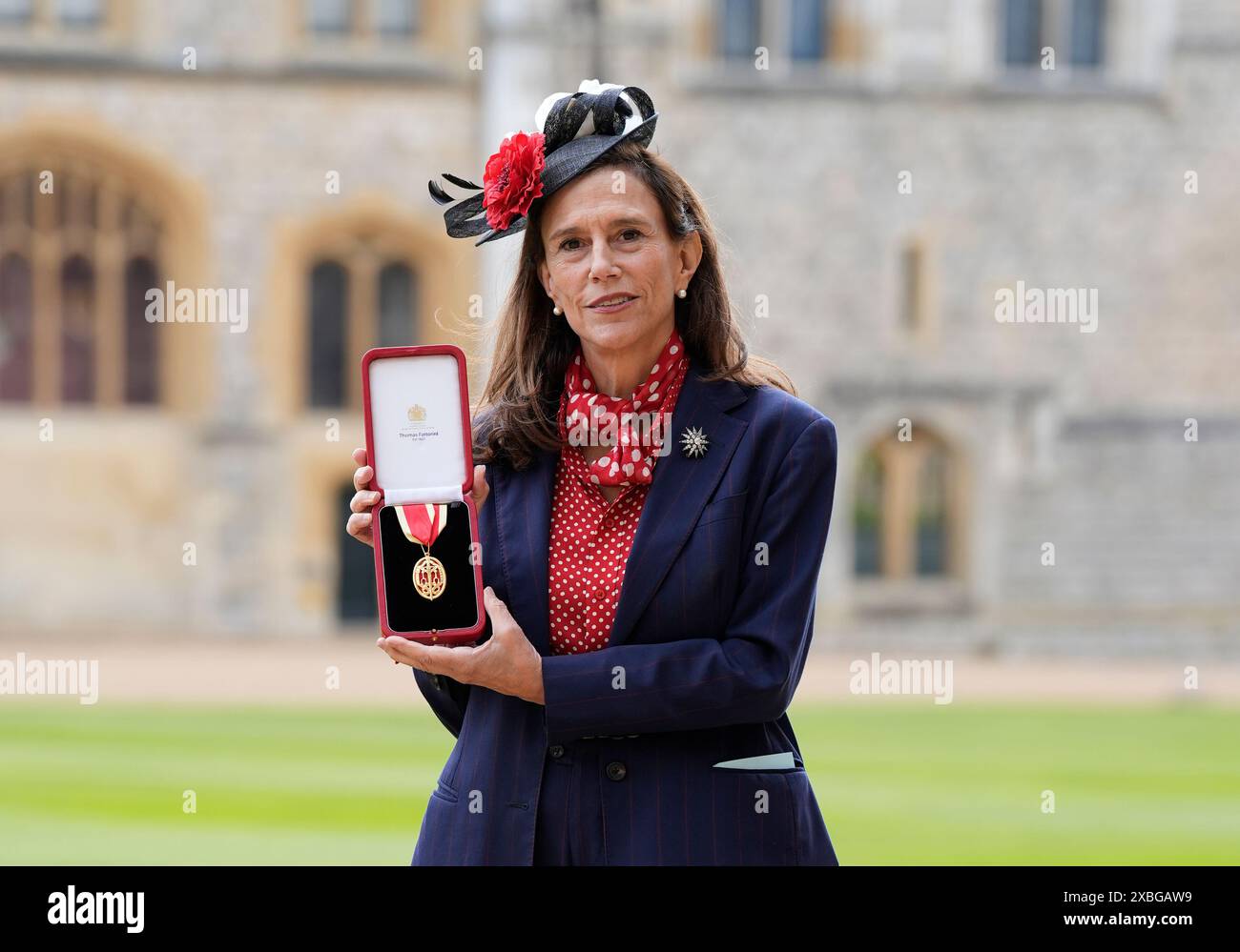 Lady Amis con l'insegna di un Knight Bachelor conferita al suo defunto marito, Sir Martin Amis, durante una cerimonia di investitura al Castello di Windsor, nel Berkshire. Data foto: Mercoledì 12 giugno 2024. Foto Stock