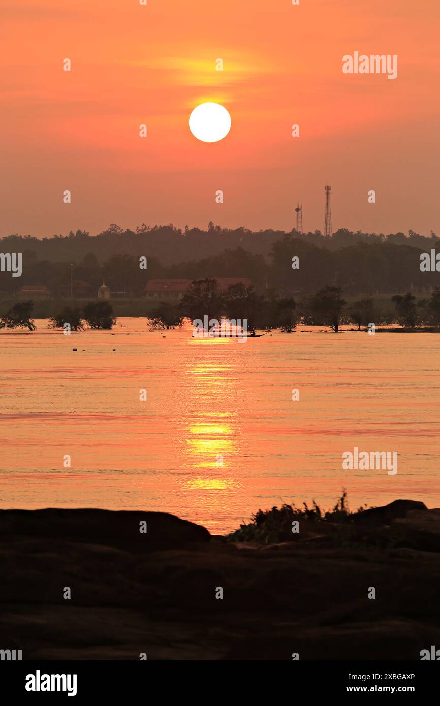 Tramonto sul fiume a due colori. Attrazione turistica nella provincia di Khong Chiam Ubon Ratchathani, Thailandia Foto Stock