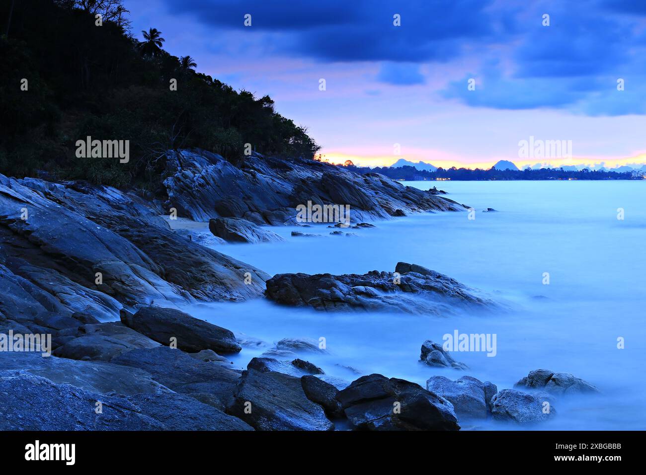 La stranezza della spiaggia rocciosa di Thong Nod Beach nel distretto di Khanom, nella provincia di Nakhon si Thammarat, Thailandia Foto Stock