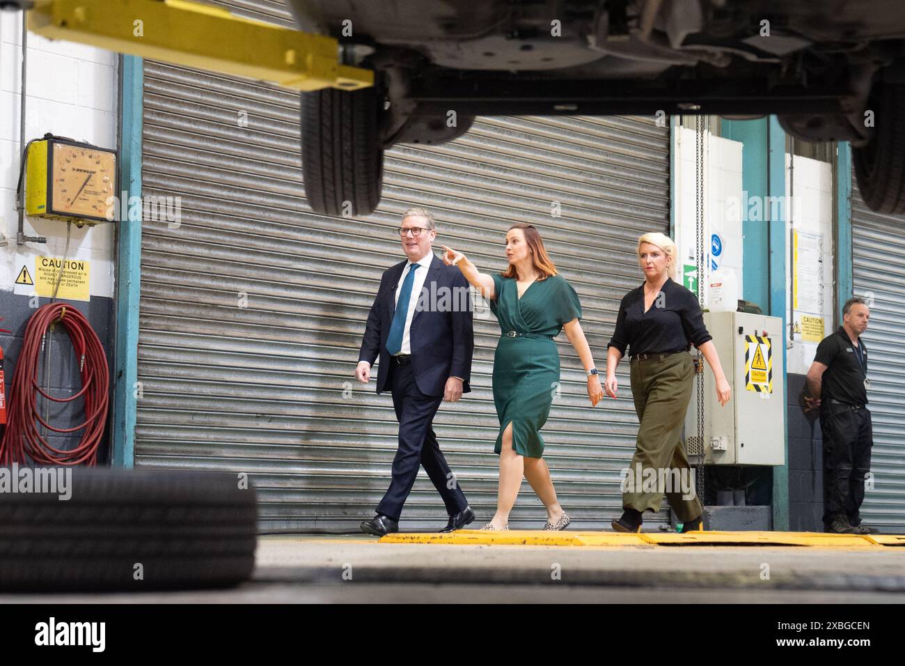 Il leader del partito laburista Sir Keir Starmer, candidato parlamentare per Great Grimsby, Melanie Onn (centro) e Louise Haigh (estrema destra), segretaria ombra per i trasporti durante una visita al Grimsby Institute, un istituto di formazione tecnica a Grimsby, per illustrare i piani laburisti per ridurre i costi per i conducenti e trascurare le strade locali, durante la campagna elettorale generale. Data foto: Mercoledì 12 giugno 2024. Foto Stock