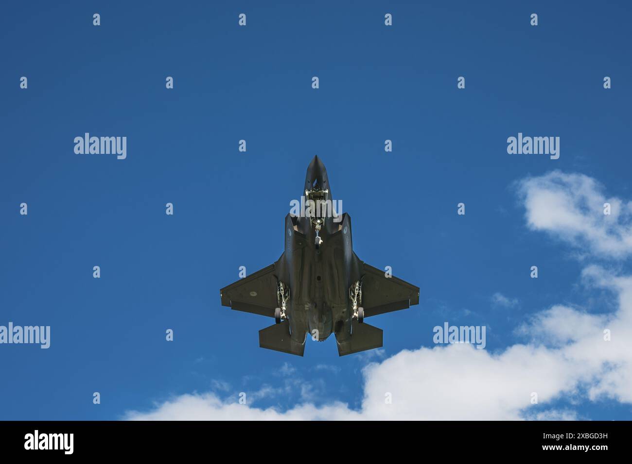 Lockheed Martin F-35 Lightning II in volo, preparandosi per l'atterraggio alla base aerea di Ramstein durante l'esercitazione NATO, il 6 giugno 2024 Foto Stock