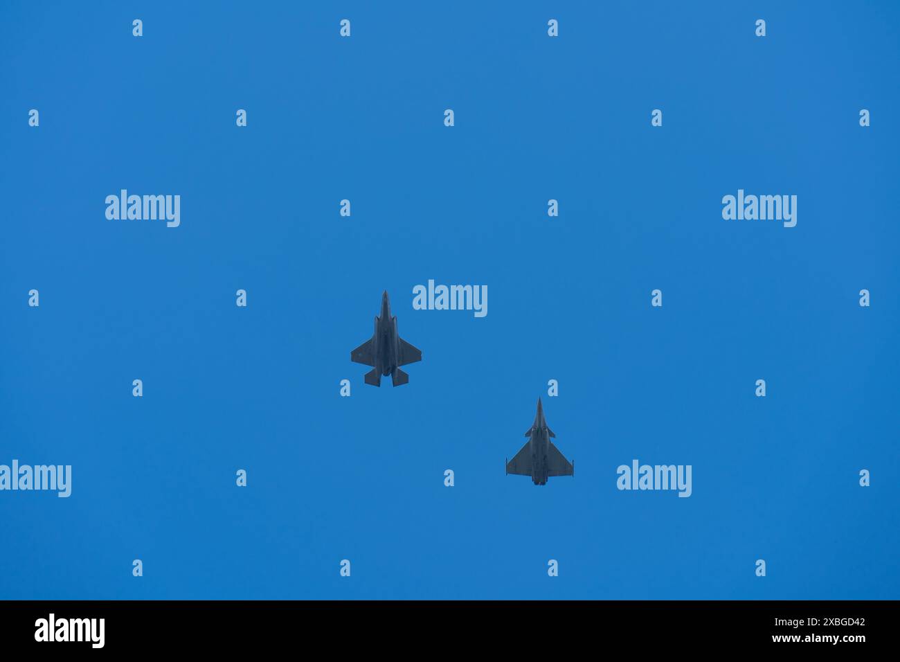 F-35 Lightning II e Dassault Rafale in volo di formazione durante l'esercitazione NATO 'Ramstein 1v1', 6 giugno 2024 Foto Stock