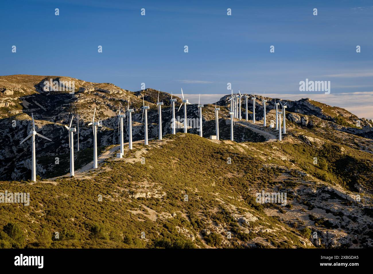 Parco eolico Baix Ebre e catena montuosa di Cardó - El Boix in una mattina d'inverno (Baix Ebre, Tarragona, Catalogna, Spagna) ESP: Parque eólico del Baix Ebre Foto Stock