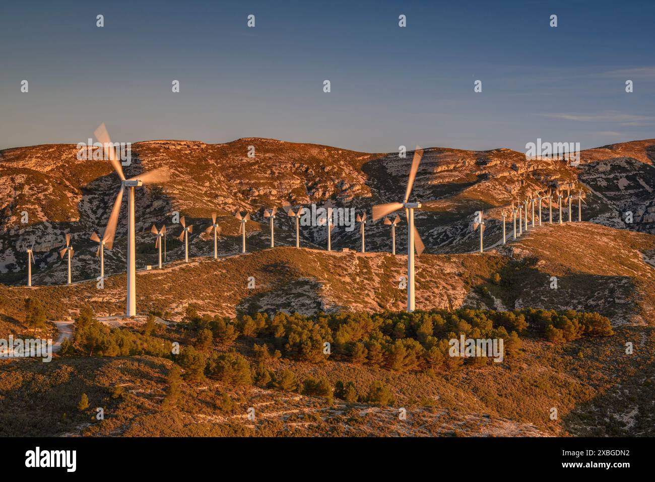 Catena montuosa di Boix e parco eolico di Tortosa - Baix Ebre all'alba d'inverno (Baix Ebre, Tarragona, Catalogna, Spagna) ESP: Sierra del Boix y parque eólico Foto Stock