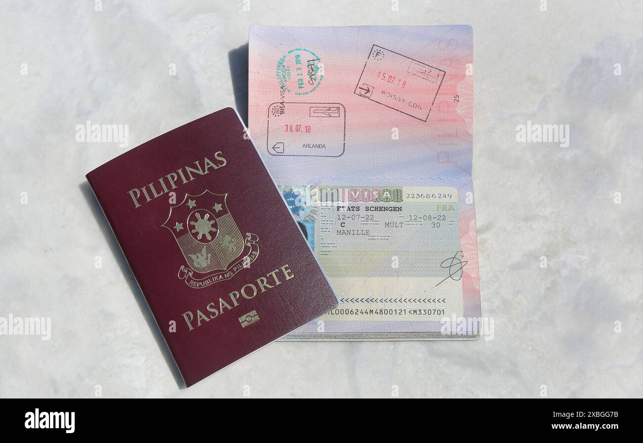 Spazio Schengen, Europa. 11 giugno 2024: Passaporto filippino con timbro Schengen per il turista filippino a breve termine entrato in Francia e partito attraverso la Svezia (dati personali, timbri, PII e date anonimizzate). La Commissione europea, le ambasciate di VFS Global e degli stati membri, ha annunciato un aumento dei diritti per i visti da 80 € a 90 EUR/adulti e da 40 € a 45 euro/bambini, attribuendo questo nuovo costo all'inflazione nei paesi europei. Una tassa supplementare che deve essere pagata dai turisti dei paesi terzi che presentano un modulo di domanda a partire da oggi in qualsiasi ambasciata membro. Crediti: Kevin Izorce/Alamy Live News Foto Stock