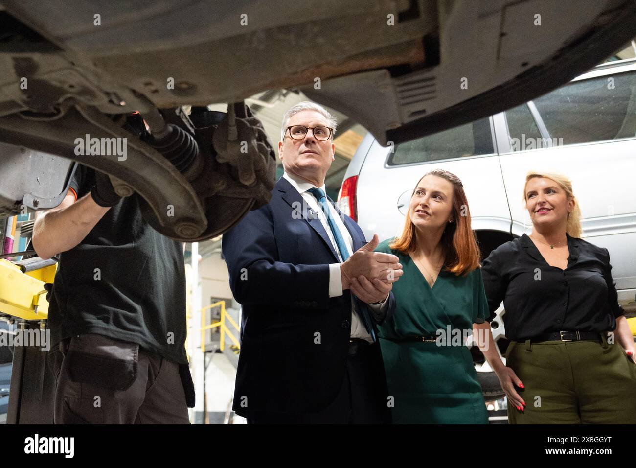 Il leader del partito laburista Sir Keir Starmer, candidato parlamentare per Great Grimsby, Melanie Onn (centro) e Louise Haigh (estrema destra), segretaria ombra per i trasporti durante una visita al Grimsby Institute, un istituto di formazione tecnica a Grimsby, per illustrare i piani laburisti per ridurre i costi per i conducenti e trascurare le strade locali, durante la campagna elettorale generale. Data foto: Mercoledì 12 giugno 2024. Foto Stock