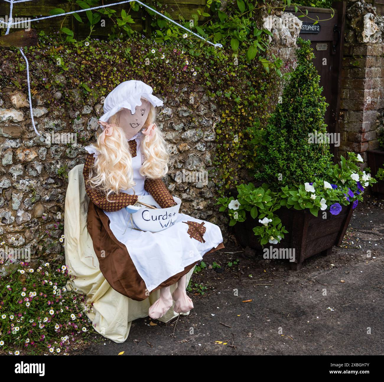 East Budleigh Village Scarecrow Festival in aiuto di tutti i Santi Chiesa. Foto Stock