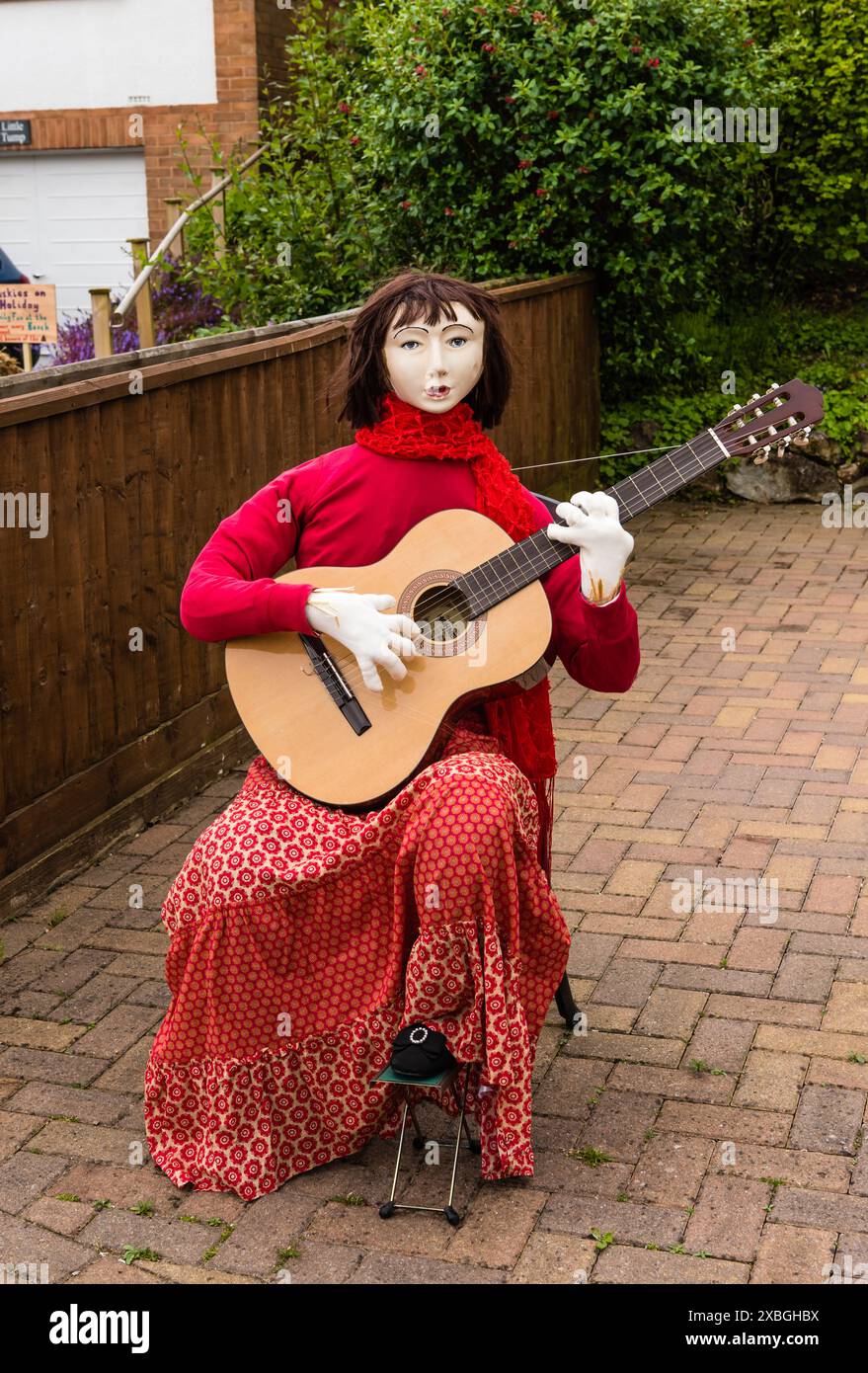 East Budleigh Village Scarecrow Festival in aiuto di tutti i Santi Chiesa. Foto Stock