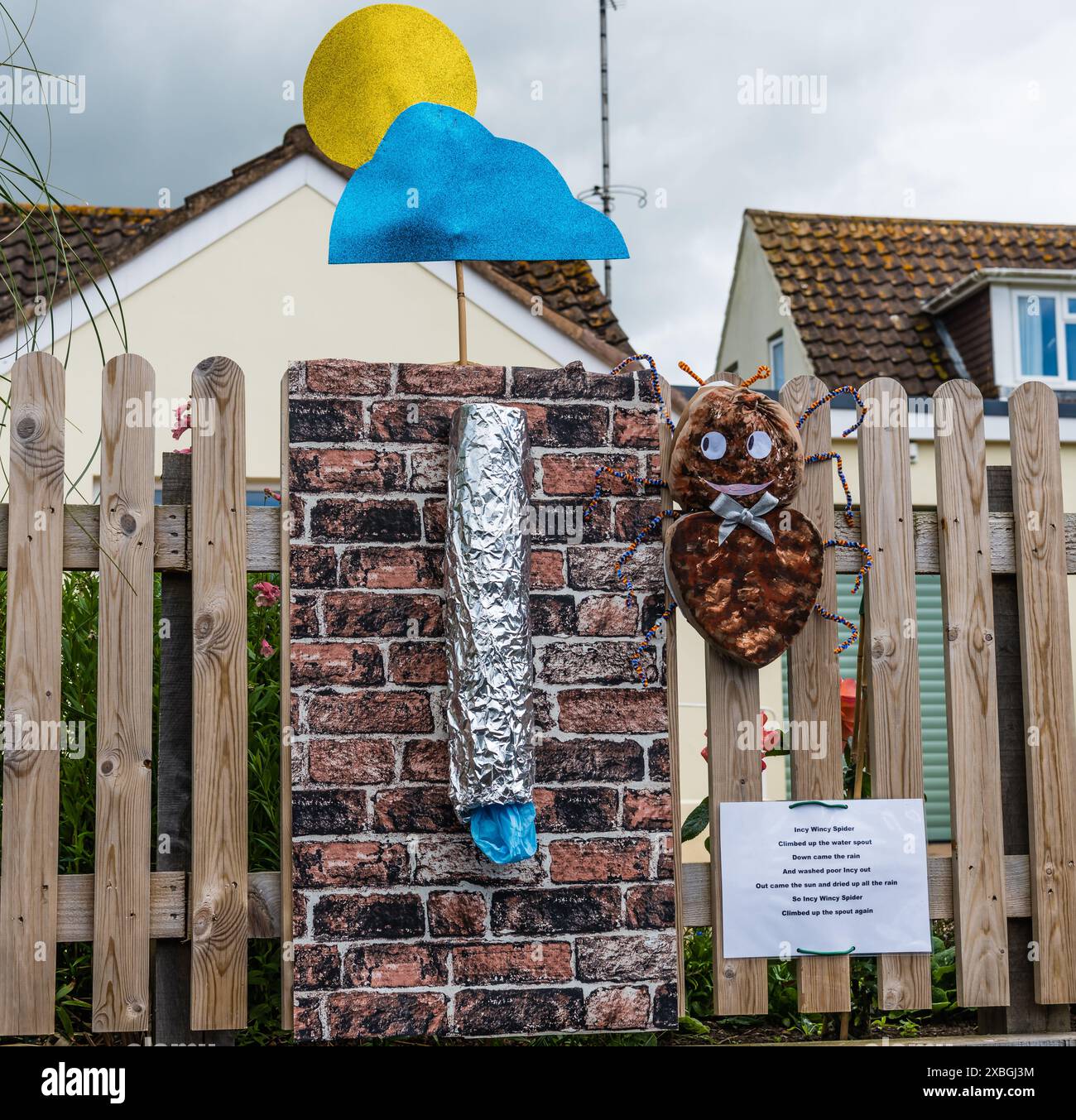 East Budleigh Village Scarecrow Festival in aiuto di tutti i Santi Chiesa. Foto Stock