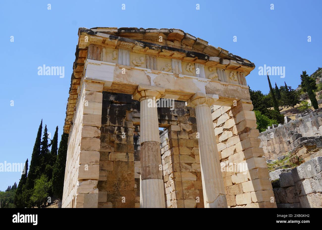 Il tesoro degli Ateniesi , nell'antico oracolo di Delfi, Grecia Foto Stock