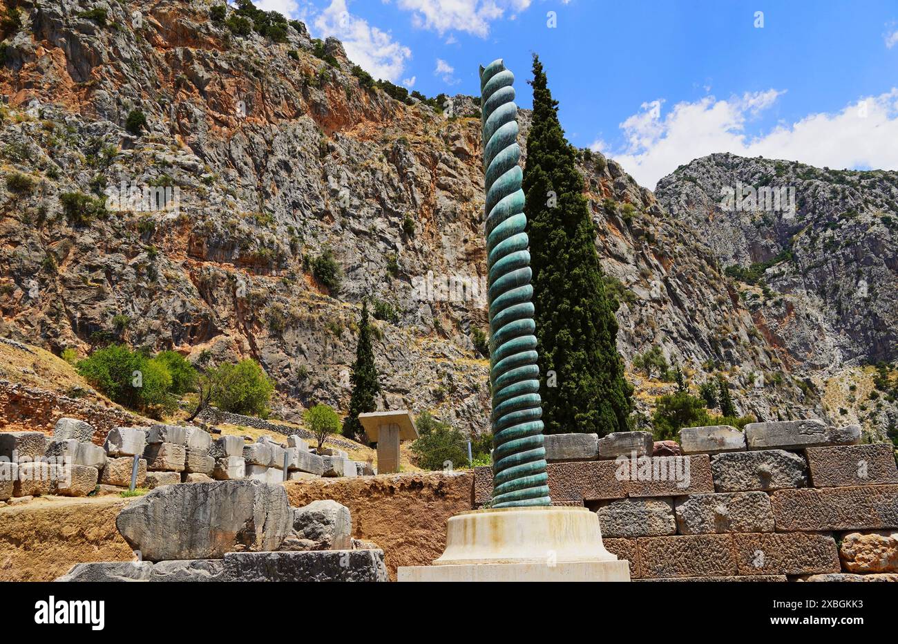 Replica della colonna serpente dedicata dopo la battaglia di platea nel 479 a.C. e la sua base, a Delfi, in Grecia Foto Stock