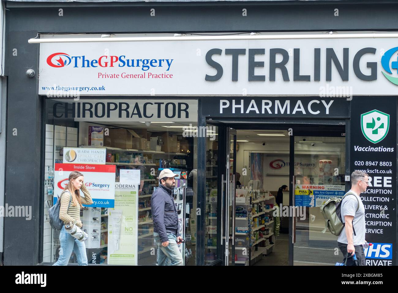 LONDRA - 3 GIUGNO 2024: Servizio di chirurgia GP presso una farmacia. La chirurgia del GP alla Sterling Pharmacy di Wimbledon SW19 Foto Stock