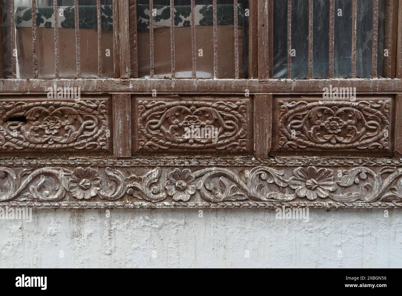 Jeddah, Arabia Saudita - 21 dicembre 2022: Uno sguardo al passato attraverso le decorazioni intagliate in legno delle case storiche della città vecchia. Foto Stock