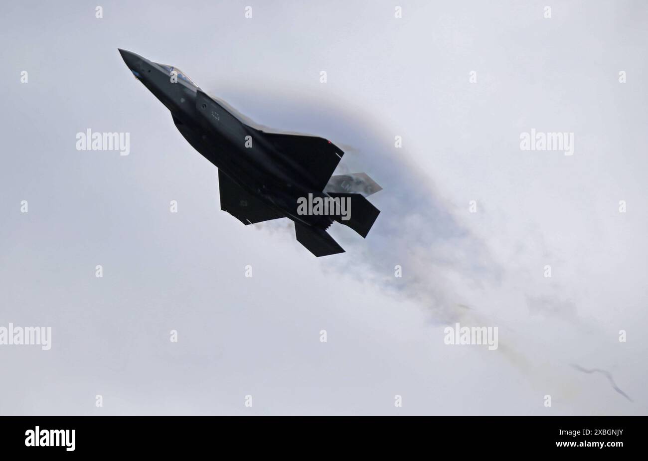 Ein Kampfflugzeug der amerikanischen Luftwaffe U.S. Air Force USAF vom Typ Lockheed Martin F-35A Lightning II während einer Leistungsdemo an der ILA 2024, vorgeflogen von Pilotin Capitano Melanie Mach Kluesner von der 388th Fighter Wing. ILA 2024. ILAInternationale Luft- und Raumfahrtausstellung 2024 a Berlino. Die ILA findet vom 05. bis zum 09. Juni 2024 auf dem Gelände des Flughafen Berlin-Brandenburg BER statt. Berlin Berlin Deutschland *** Un aereo da caccia Lockheed Martin F 35A Lightning II dell'aeronautica militare statunitense durante una dimostrazione di performance all'ILA 2024, pilotato da un pilota Foto Stock