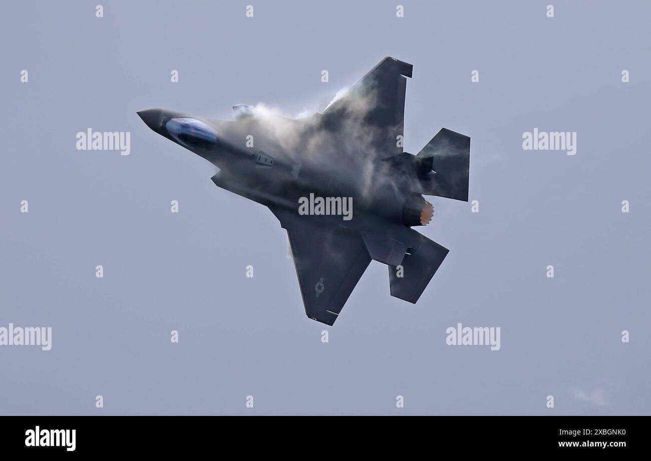 Ein Kampfflugzeug der amerikanischen Luftwaffe U.S. Air Force USAF vom Typ Lockheed Martin F-35A Lightning II während einer Leistungsdemo an der ILA 2024, vorgeflogen von Pilotin Capitano Melanie Mach Kluesner von der 388th Fighter Wing. ILA 2024. ILAInternationale Luft- und Raumfahrtausstellung 2024 a Berlino. Die ILA findet vom 05. bis zum 09. Juni 2024 auf dem Gelände des Flughafen Berlin-Brandenburg BER statt. Berlin Berlin Deutschland *** Un aereo da caccia Lockheed Martin F 35A Lightning II dell'aeronautica militare statunitense durante una dimostrazione di performance all'ILA 2024, pilotato da un pilota Foto Stock