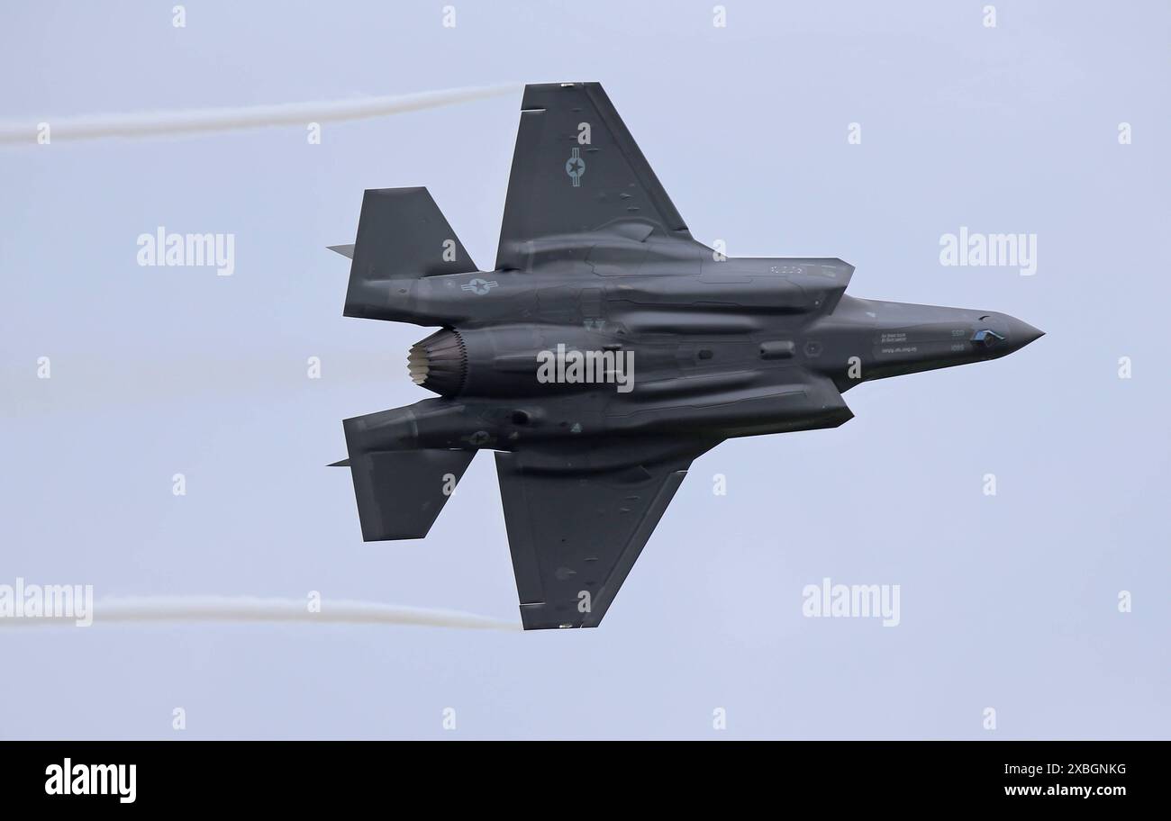 Ein Kampfflugzeug der amerikanischen Luftwaffe U.S. Air Force USAF vom Typ Lockheed Martin F-35A Lightning II während einer Leistungsdemo an der ILA 2024, vorgeflogen von Pilotin Capitano Melanie Mach Kluesner von der 388th Fighter Wing. ILA 2024. ILAInternationale Luft- und Raumfahrtausstellung 2024 a Berlino. Die ILA findet vom 05. bis zum 09. Juni 2024 auf dem Gelände des Flughafen Berlin-Brandenburg BER statt. Berlin Berlin Deutschland *** Un aereo da caccia Lockheed Martin F 35A Lightning II dell'aeronautica militare statunitense durante una dimostrazione di performance all'ILA 2024, pilotato da un pilota Foto Stock