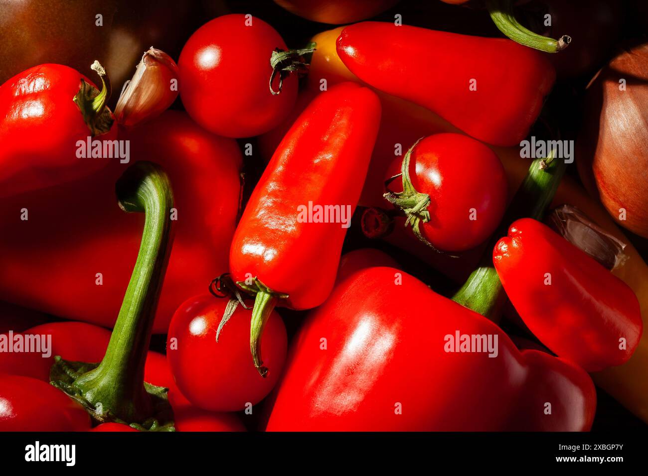 mix di peperoni su sfondo nero Foto Stock