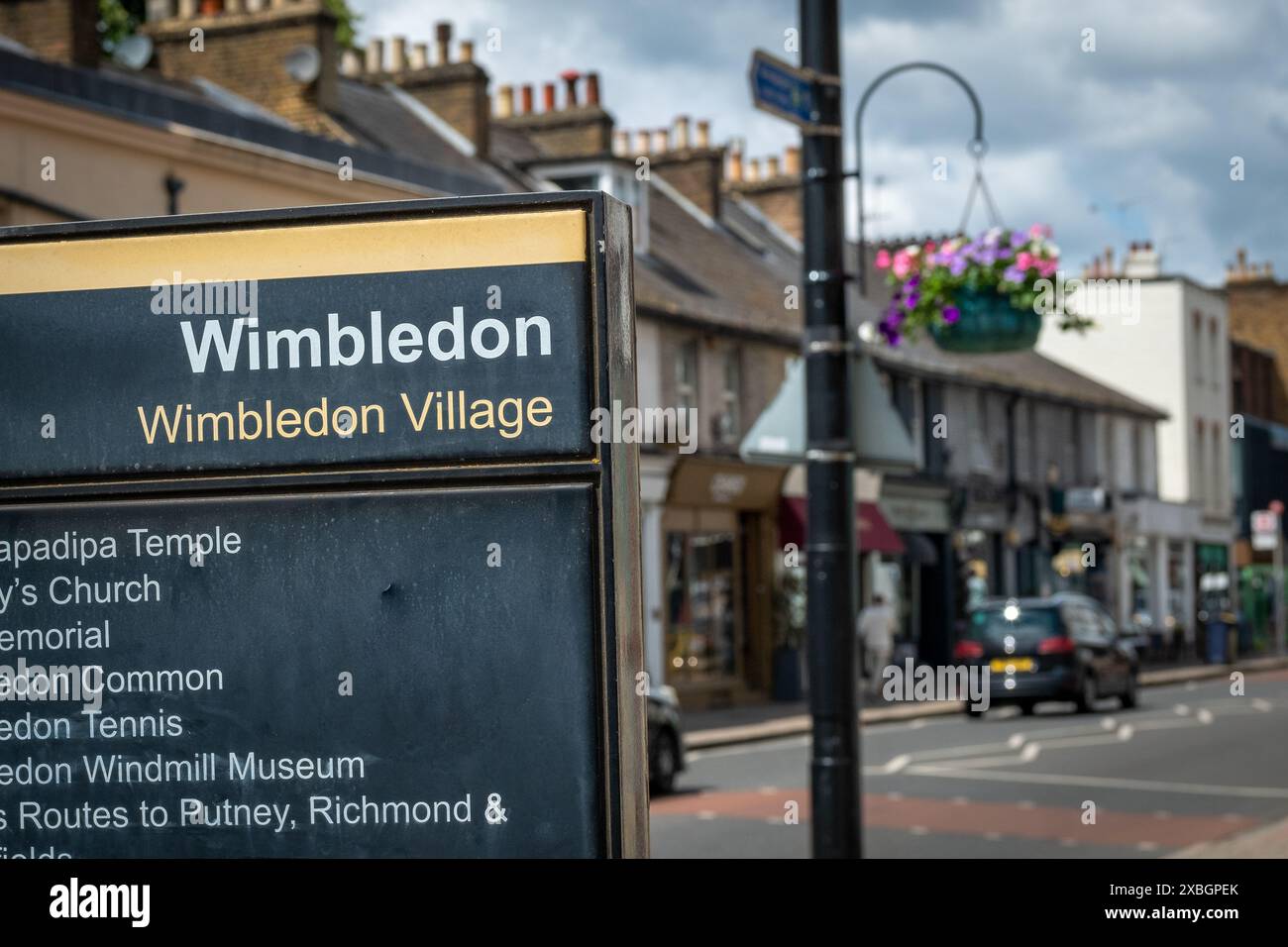 LONDRA - 11 GIUGNO 2024: Wimbledon Village High Street Shops. Centro commerciale della ricca zona residenziale nel sud-ovest di Londra Foto Stock