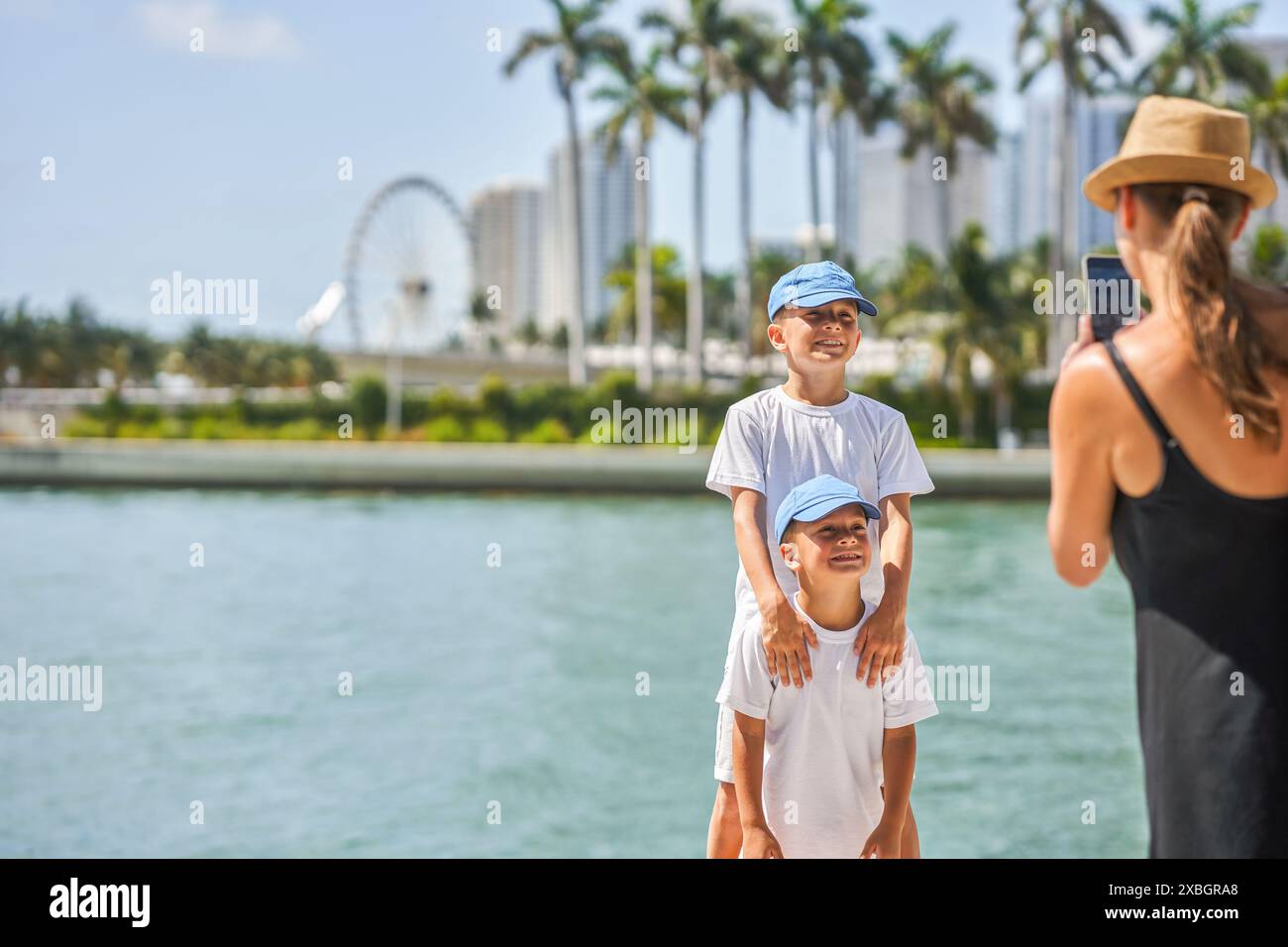 Foto da Miami di madre che scatta foto di figli Foto Stock
