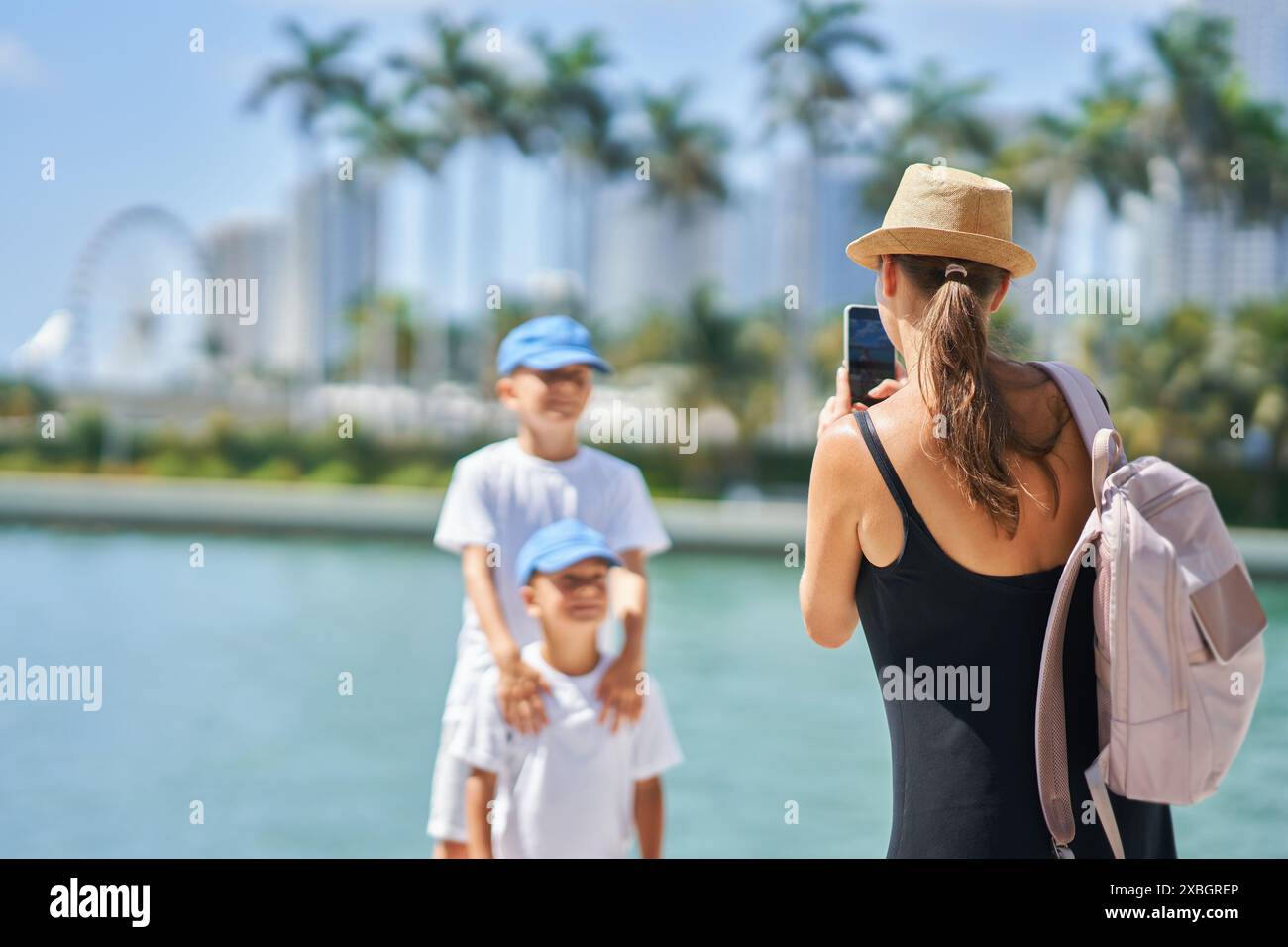 Foto da Miami di madre che scatta foto di figli Foto Stock