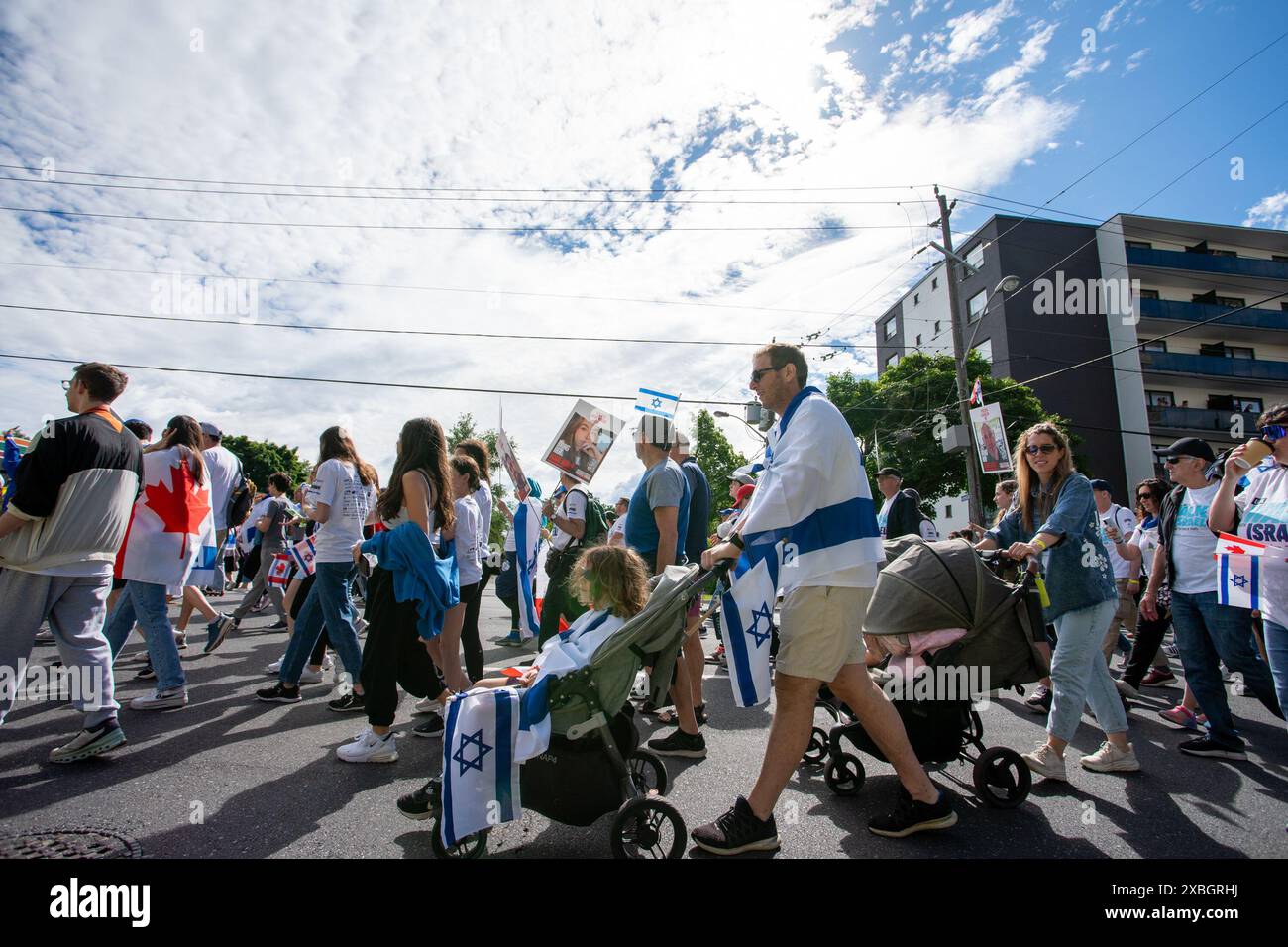 Oltre 40.000 persone camminano lungo Bathurst Street durante la marcia annuale UJA (United Jewish Appeal Federation of Greater Toronto) per Israele. Foto Stock