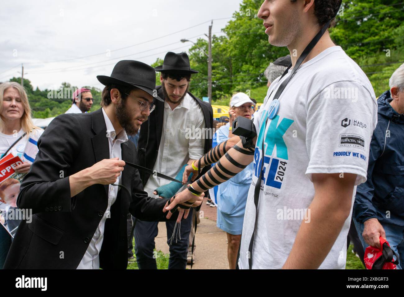 Le persone tengono i cartelli, partecipano alla marcia annuale UJA (United Jewish Appeal Federation of Greater Toronto) per Israele. Foto Stock