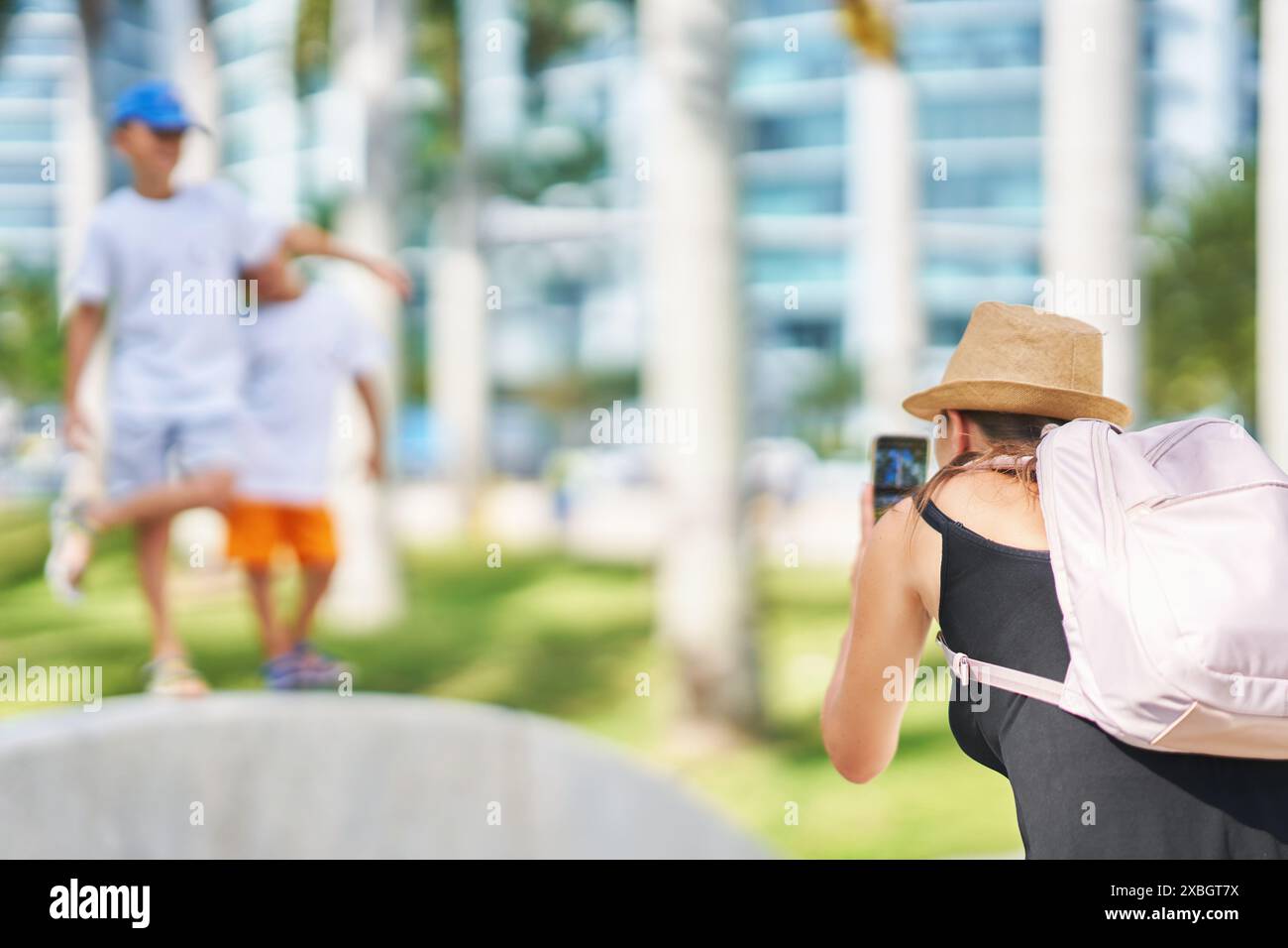 Foto da Miami di madre che scatta foto di figli Foto Stock