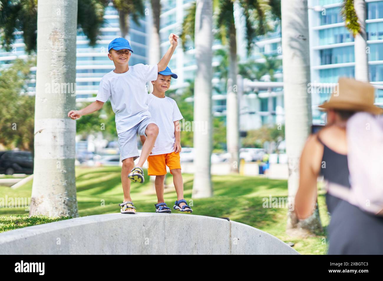 Foto da Miami di madre che scatta foto di figli Foto Stock