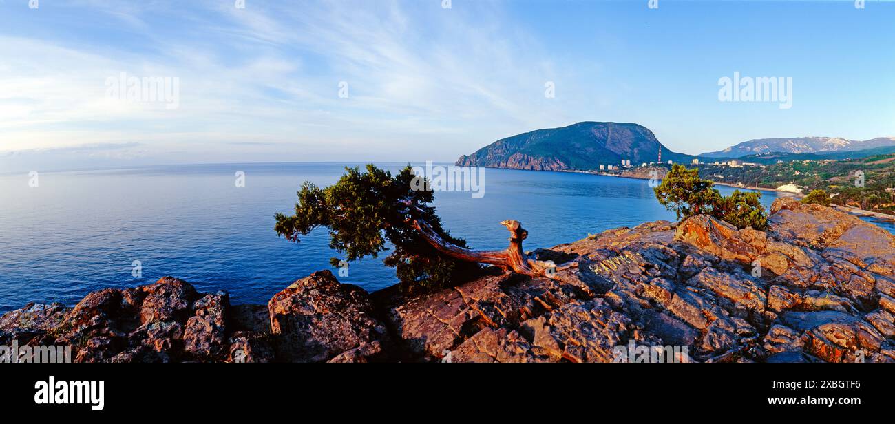 Vista panoramica da Cape Plaka al monte Ayu-Dag e a Partenit. Ute. Crimea. Foto Stock