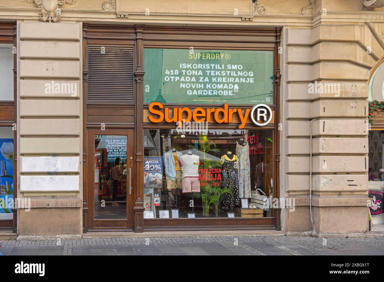 Belgrado, Serbia - 4 maggio 2024: Negozio di abbigliamento Superdry trendy Apparel con un tocco vintage rinnovato in via Kneza Mihaila a capitale. Foto Stock