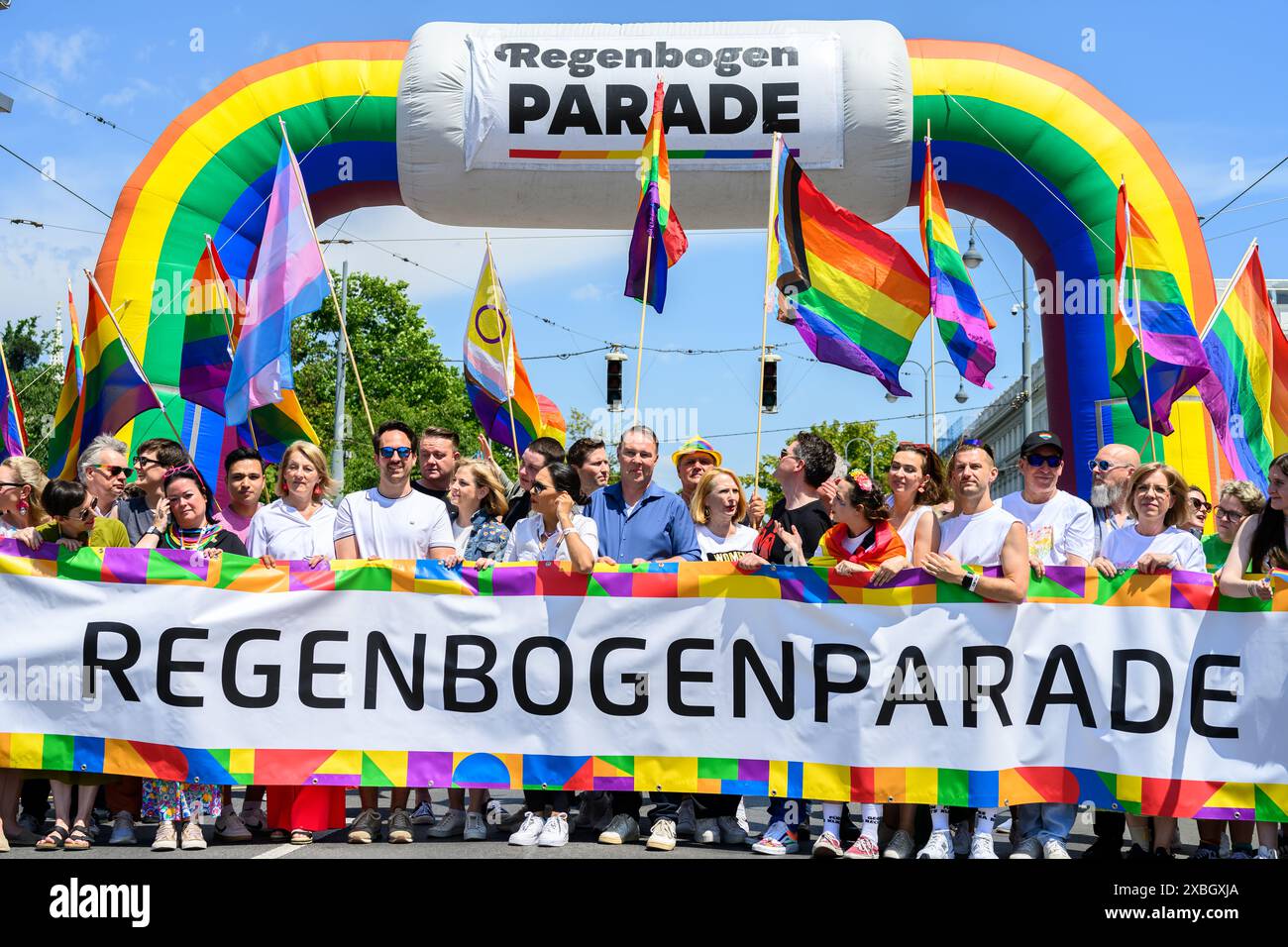 La parata del Rainbow Pride, come parte del festival del Vienna Pride a Vienna, in Austria, l'8 giugno 2024. Il Vicecancelliere Werner Kogler (Verdi), il Vicesindaco di Vienna Christoph Wiederkehr (NEOS), la presidente del club Beate Meinl-Reisinger (NEOS), il presidente del partito federale SPÖ Andreas Babler (SPÖ), la candidata dell'UE Lena Schilling, il ministro federale della giustizia Alma Zadic (Verdi), il ministro federale degli affari sociali Johannes Rauch (Verdi), ministro federale della protezione del clima Lenore Gewessler (Verdi) - 20240608 PD1679 credito: APA-PictureDesk/Alamy Live News Foto Stock