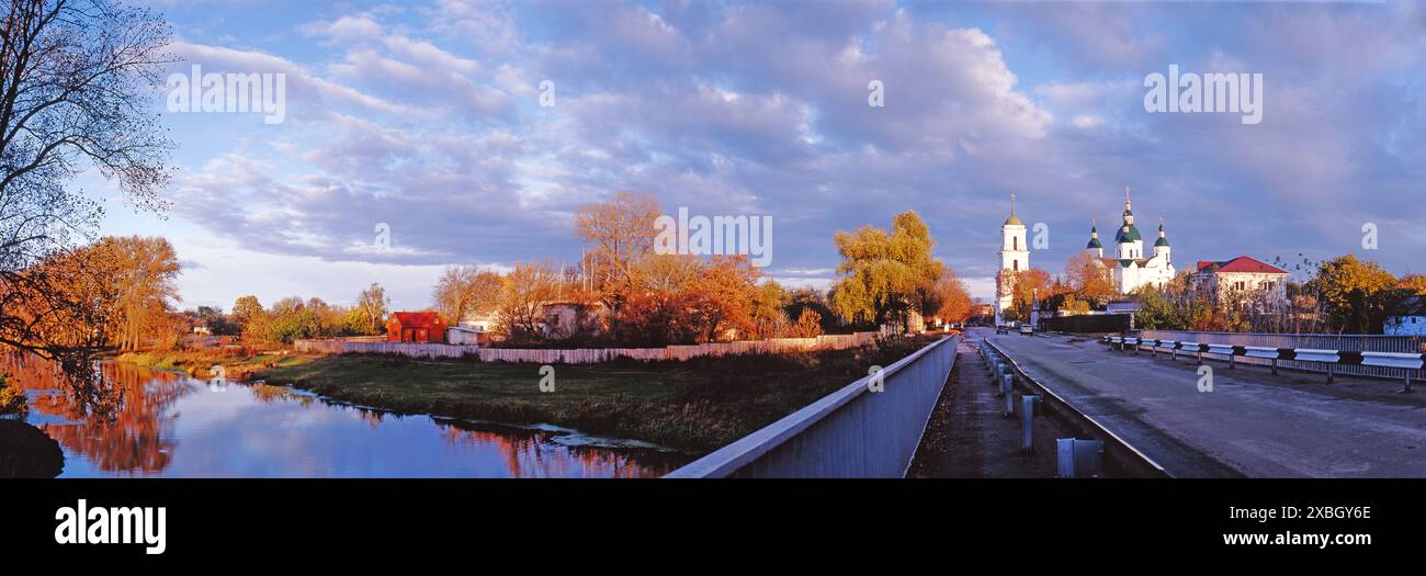 Vista autunnale del fiume e della chiesa. Cattedrale della Natività della Vergine, Kozelets, regione Chernihiv, Ucraina. Foto Stock