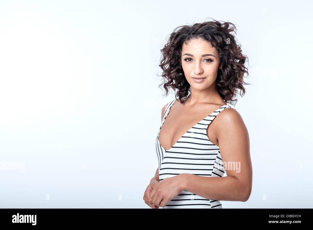 Guardando la fotocamera, questa giovane donna d'affari, sicura di sé, è pronta a svolgere un ottimo lavoro con spazio di copia a sinistra dell'immagine per i concetti chiave Foto Stock