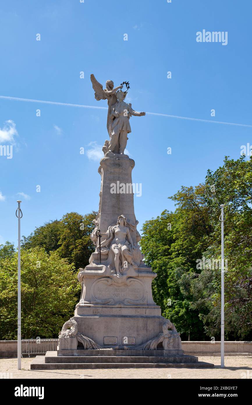 Il Monumento del souvenir francese, situato di fronte al municipio di Calais, è stato creato da Maugendre e inaugurato nel 1904. E' un momento di guerra Foto Stock