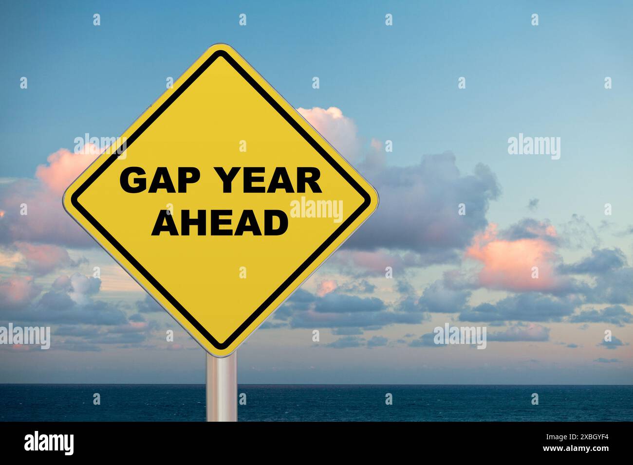 Segno di passaggio a forma di diamante con sfondo giallo e bordo nero con una breve frase che dice "Gap Year Ahead" nel mezzo. Foto Stock