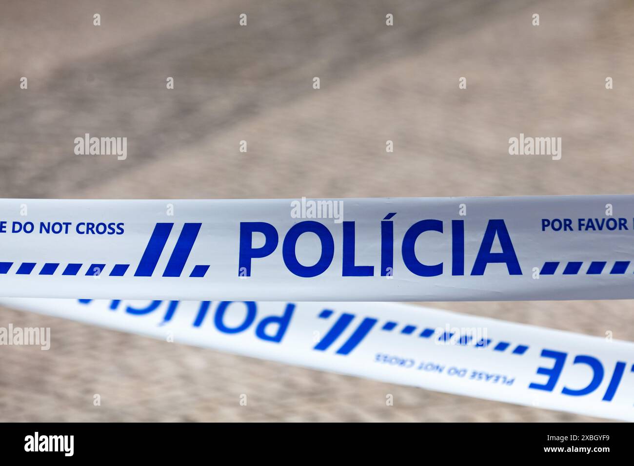 Nastro della polizia con scritto in portoghese "Polícia" che significa "polizia" in inglese. Foto Stock