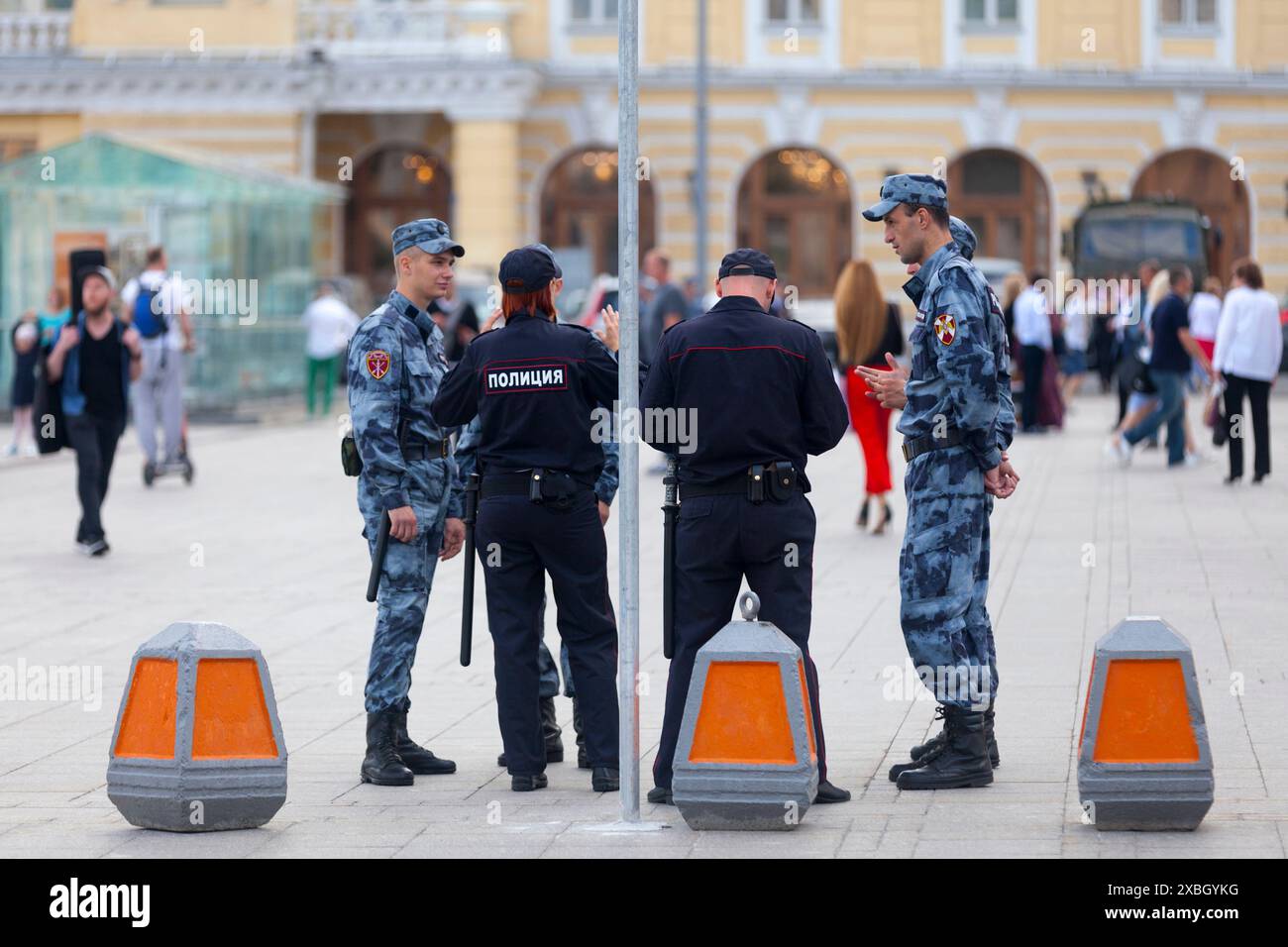 Mosca, Russia - 07 luglio 2018: Due poliziotti (in russo: полиция) e quattro ufficiali del Rosgvardia (in russo: Федеральная служба войск национальной гв Foto Stock