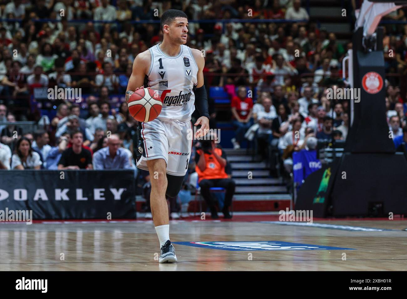 Gabriel Lundberg #1 di Virtus Segafredo Bologna visto in azione durante LBA Lega Basket A Finals 2024 gara 3 tra EA7 Emporio Armani Milan e Virtus Segafredo Bologna all'Unipol Forum. Punteggi finali; EA7 Emporio Armani Milano 81 | 78 Virtus Bologna. (Foto di Fabrizio Carabelli / SOPA Images/Sipa USA) Foto Stock
