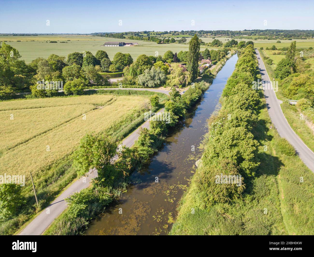 vista aerea del canale militare reale nel villaggio di appledore nel kent Foto Stock