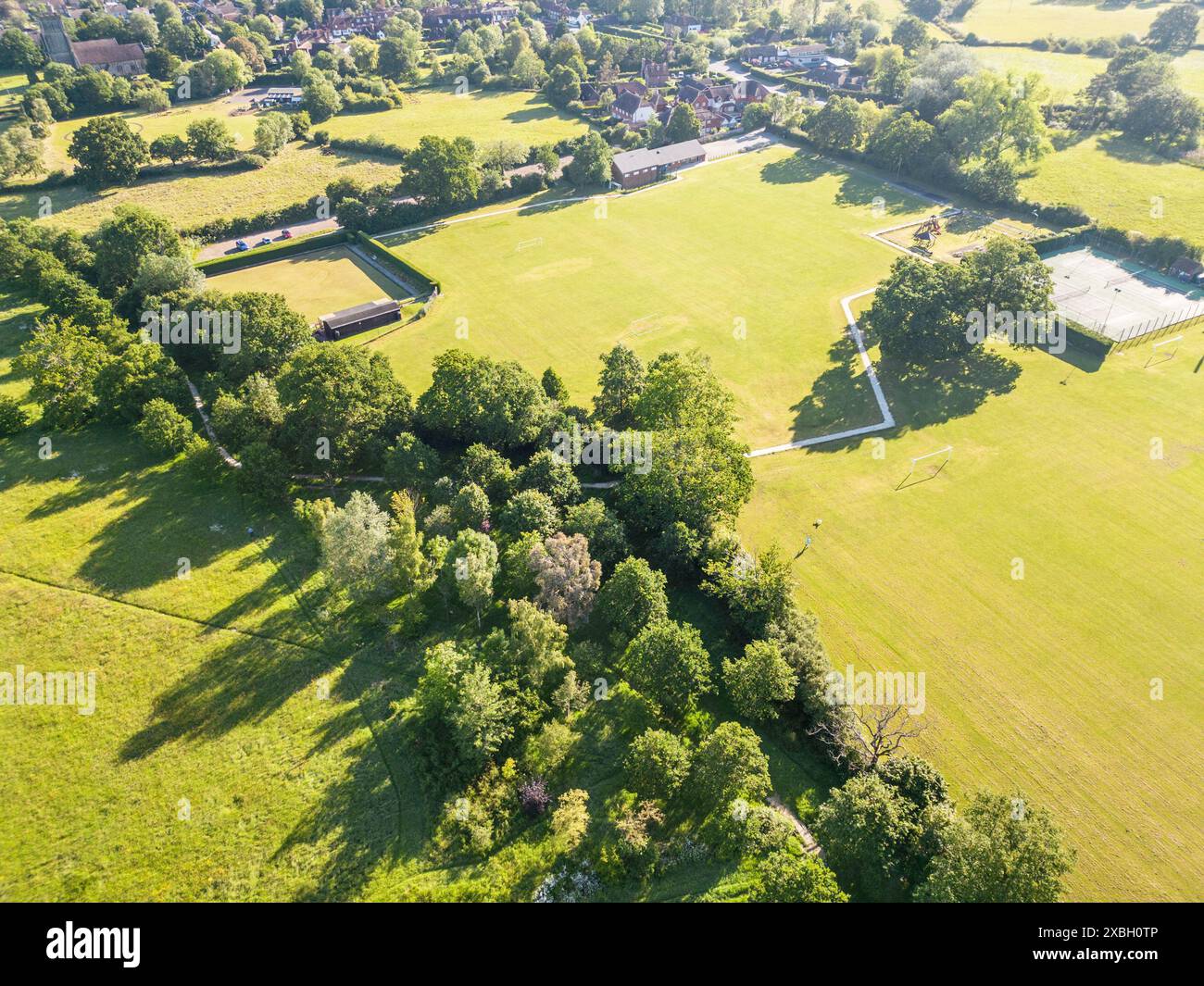 veduta aerea dei campi biddenden del millennio e del terreno ricreativo nel kent Foto Stock