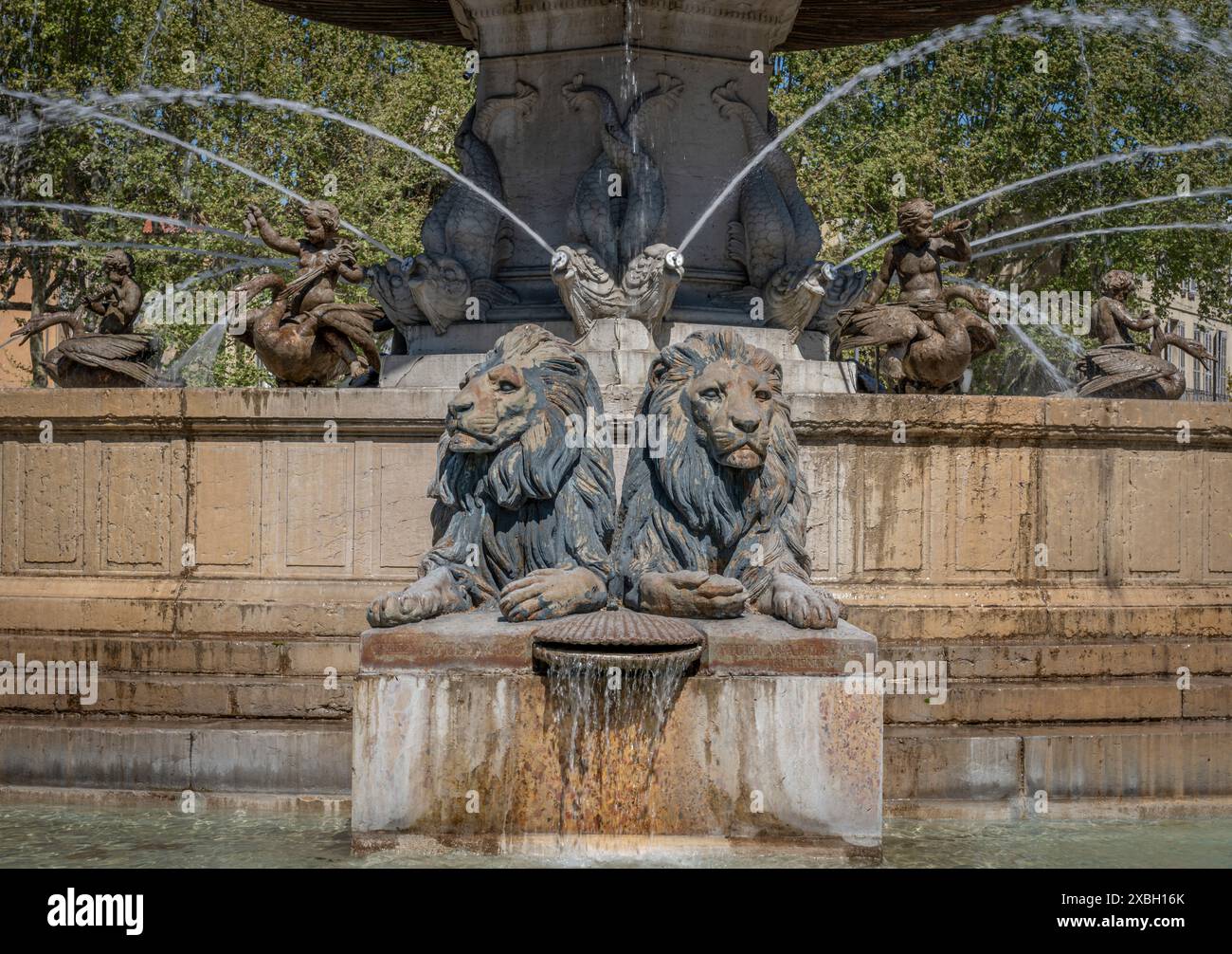 AIX-EN-Provence, Francia - 04 20 2023: Veduta della Fontana della Rotonda con leoni e cherubini cavalcare su draghi alati. Foto Stock