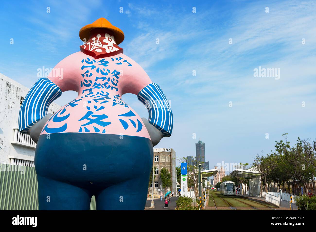 Scultura al Pier 2 Art Centre con 85 Sky Tower sullo sfondo, Kaohsiung, Taiwan Foto Stock